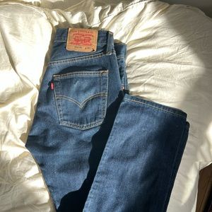 Levi’s dark blue jeans 30x30 straight fit: like new